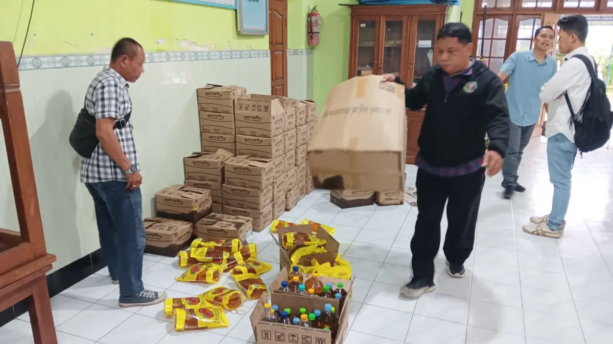 Bantuan MinyaKita yang ditukar warga Desa Prawatan, Kecamatan Jogonalan, Klaten. (Angga Purenda/Radar Solo)