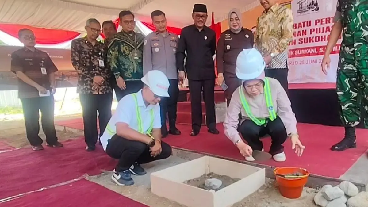 Bupati Sukoharjo Etik Suryani saat peletakan baru pertama pembangunan Pujasera, Kamis (25/6). (IWAN KAWUL/RADAR SOLO)