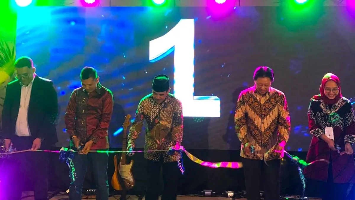 General Manajer Front One The Andia Dony Sabtondo (paling kiri) bersama tamu utama dalam acara rebranding) serta peluncuran (launching) sejumlah fasilitas komersial baru, Rabu (24/6/2026). (ABDUL KHOFID/RADAR SOLO)