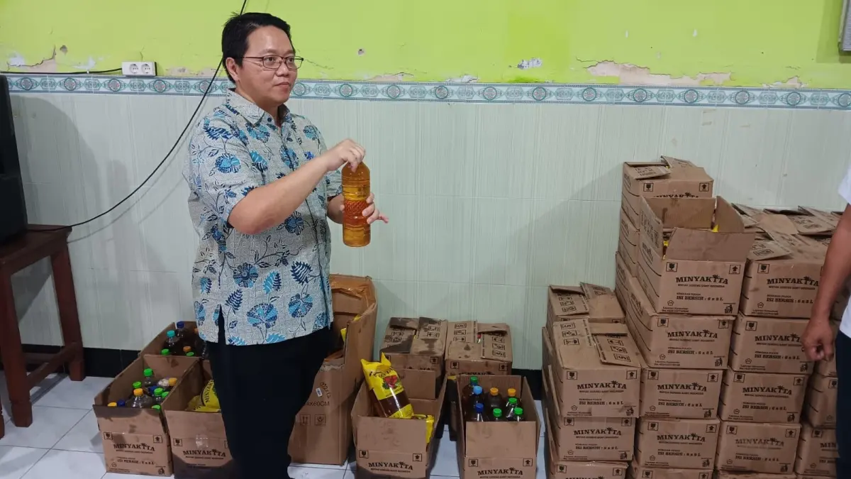 Joko Mukti Wijaya, direktur PT KMR yang mendistribusikan MinyaKita bau minyak tanah  di Kantor Desa Prawatan, Kecamatan Jogonalan, Klaten, Rabu (25/6/2026). (ANGGA PURENDA/RADAR SOLO)