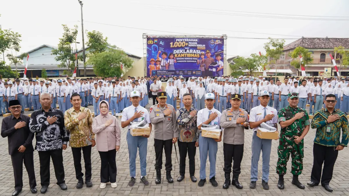 Kapolda Jateng Irjen Pol. Ribut Hari Wibowo bagikan sepatu gratis di Mapolres Sukoharjo, Kamis (25/6). (IWAN KAWUL/RADAR SOLO)