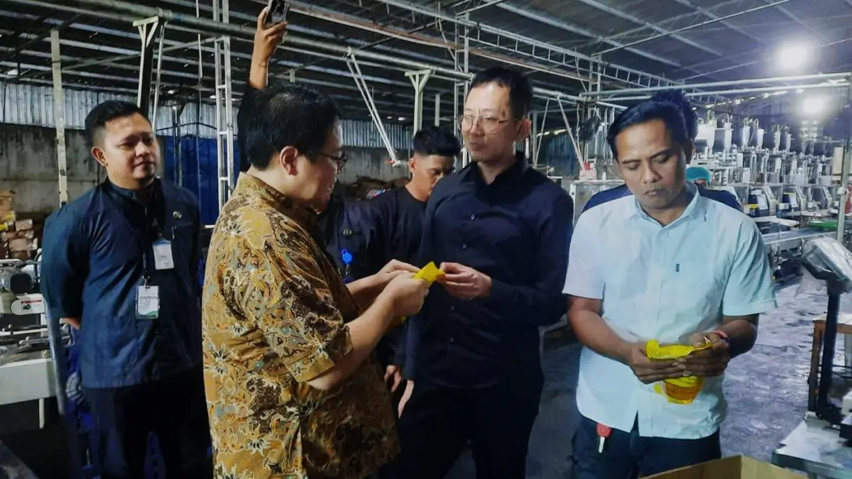 Kepala Disdagperinaker Karanganyar Agung Wahyu Utomo (berkaca mata) bersama Polres Karanganyar sidak pabrik produksi Minyakita di Jetis, Jaten, Karanganyar, Kamis (25/6/2026) siang. (Dokumentasi Disdagperinaker Karanganyar)