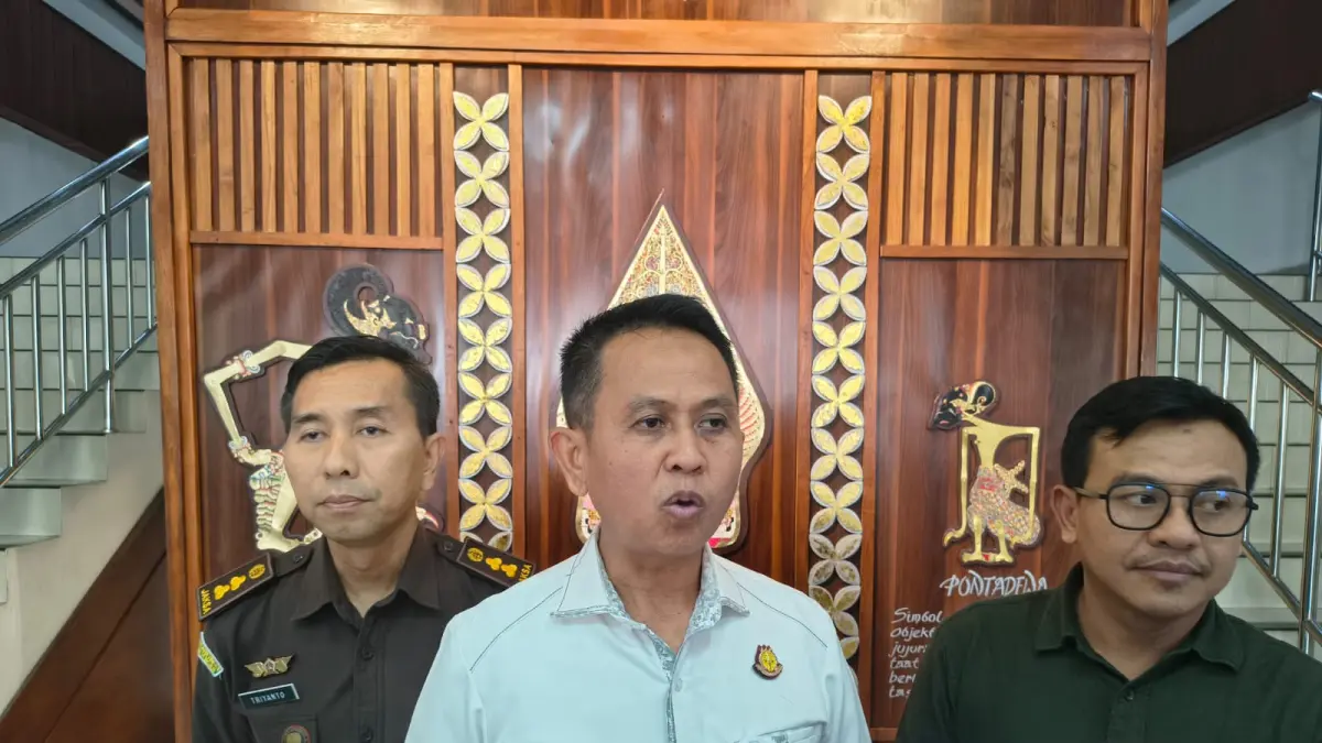 Kepala Kejari Solo Supriyanto (tengah) beri keterangan terkait kasus dana hibah KONI. (A Christian/Radar Solo)