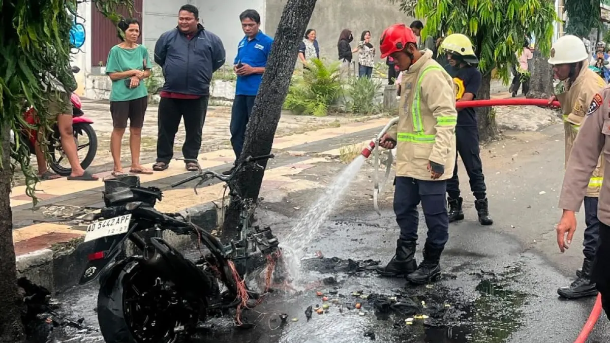 Kondisi sepeda motor yang terbakar di Jalan Lawu, Kecamatan Karanganyar, Kamis (25/6/2026). (Rudi Hartono/Radar Solo)