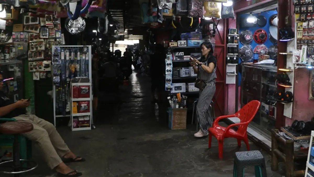 Pedagang aneka sparepart dan aksesoris mobil di kawasan Pasar Notoharjo, Semanggi, Pasar Kliwon, Solo dengan sabar menanti kedatangan pembeli, Kamis (25/6). (ARIEF BUDIMAN/RADAR SOLO)