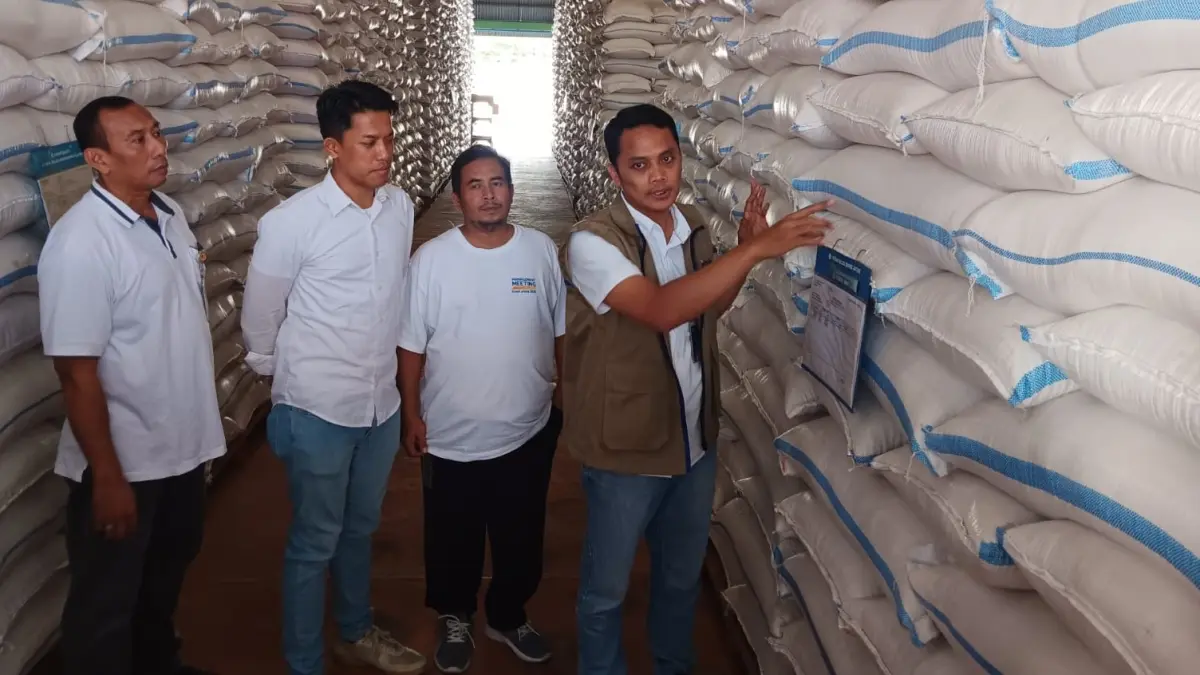 Pemimpin Perum BULOG Kantor Cabang Surakarta Nanang Harianto (kanan) cek stok beras di Gudang Bulog Meger, Ceper, Klaten, Kamis (25/6/2026). (ANGGA PURENDA/RADAR SOLO)
