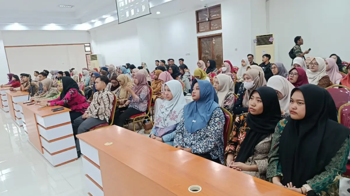 Ratusan guru lulusan PPG FKIP UNS mendapat pembekalan sebelum kerja magang di sekolah-sekolah negeri di Solo, Kamis (25/6). (ALFIDA NURCHOLISAH/RADAR SOLO)