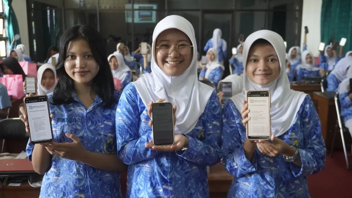 Siswa SMA Negeri 1 Boyolali yang memperlihatkan aplikasi Mobile JKN untuk pelaksanaan skrining kesehatan secara mandiri. (Dokumentasi BPJS Kesehatan Boyolali)