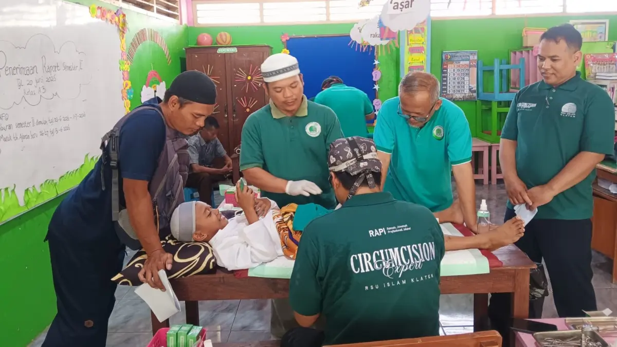 Sunat massal gratis digelar Baznas di Masjid Raya Klaten. (Angga Purenda/Radar Solo)
