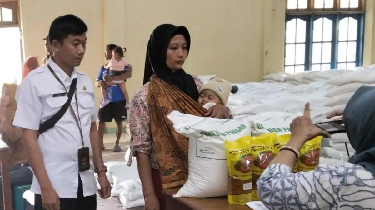 Warga di Kecamatan Karanganyar mengembalikan Minyakita yang berbau solar dan minyak tanah. (Rudi Hartono/Radar Solo) 