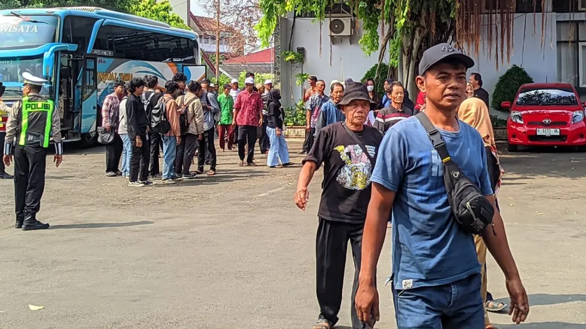 Warga Kecamatan Pracimantoro yang tergabung dalam Paguyuban Tali Jiwa tiba di kompleks Pemkab Wonogiri untuk melakukan audiensi, Kamis (25/6/2026). (IWAN ADI/RADAR SOLO)