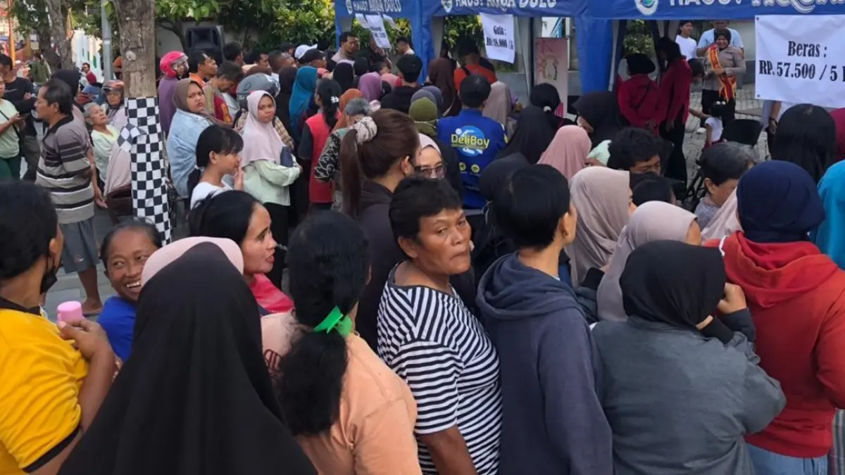 Warga mengantre di pasar murah Polres Boyolali di halaman Perpustakaan Daerah (Perpusda) Boyolali, Rabu (24/6/2026) sore. (ABDUL KHOFID/RADAR SOLO)