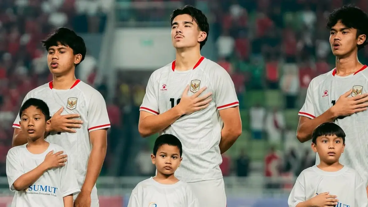 DUTA BANGSA: Theodore Leeming (tengah) saat bermain untuk Timnas Indonesia U-19 dalam sebuah kejuaraan internasional. (Instagram @theo.leeming)