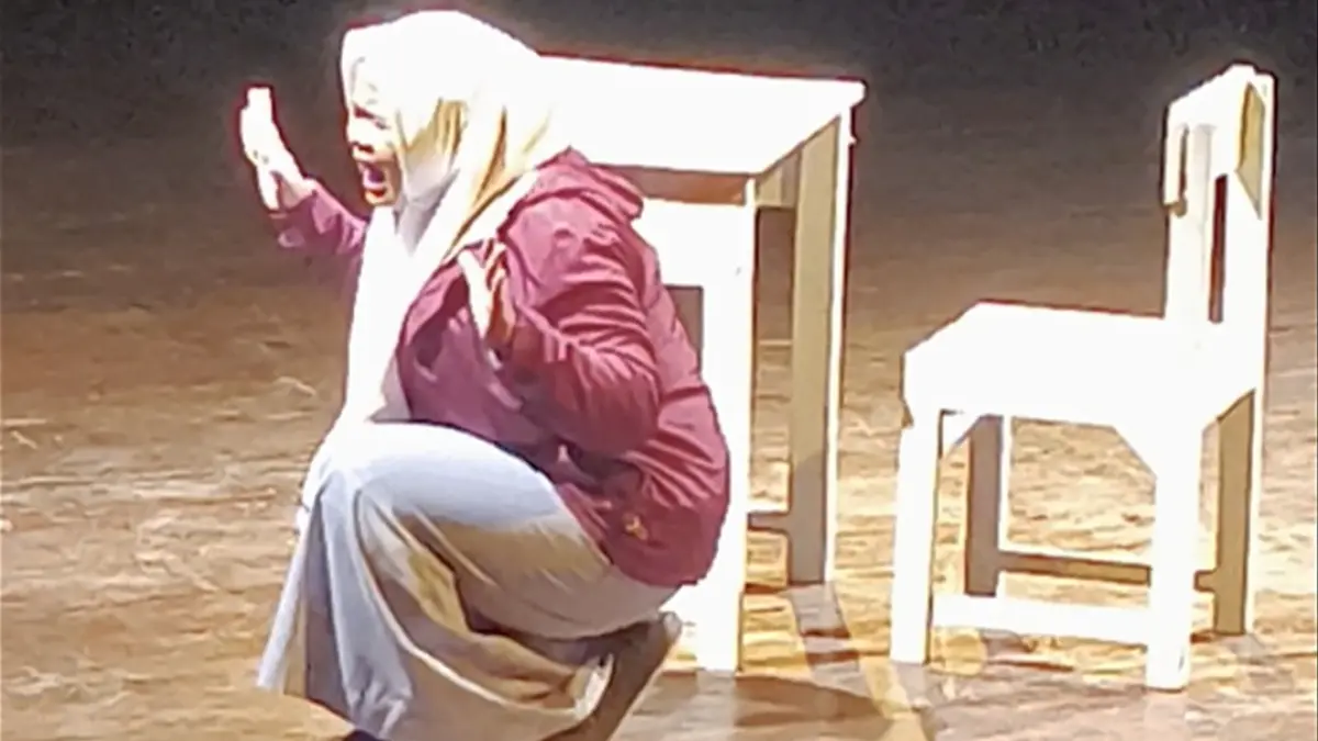 Rara Putri Aulia, siswi SMA Negeri 1 Polokarto saat melakukan monolog di Teater Arena Taman Budaya Jawa Tengah, Senin (22/6). (NIKKO AUGLANDY/RADAR SOLO)