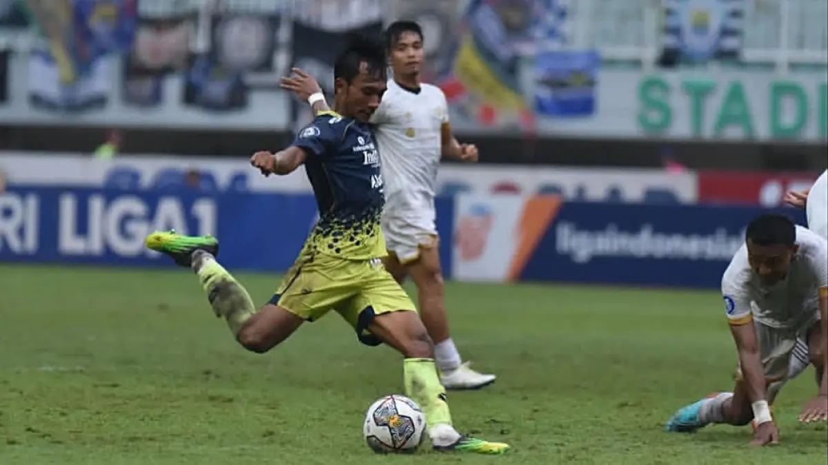 Robi Darwis saat masih membela Persib Bandung. (INSTAGRAM: @robi_darwis24) 