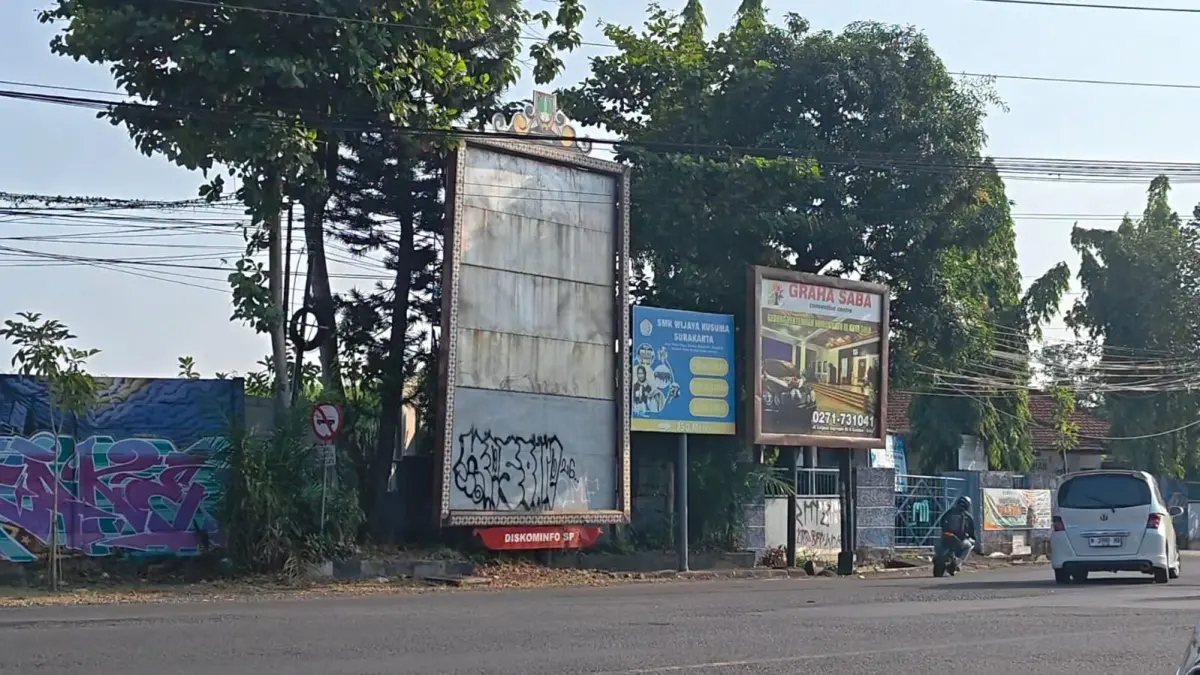 Salah satu baliho di Kota Solo yang tadinya berisi ucapan ultah untuk Jokowi. Pada Jumat (26/6/2026) kondisinya sudah seperti semula. (SILVESTER/RADAR SOLO)