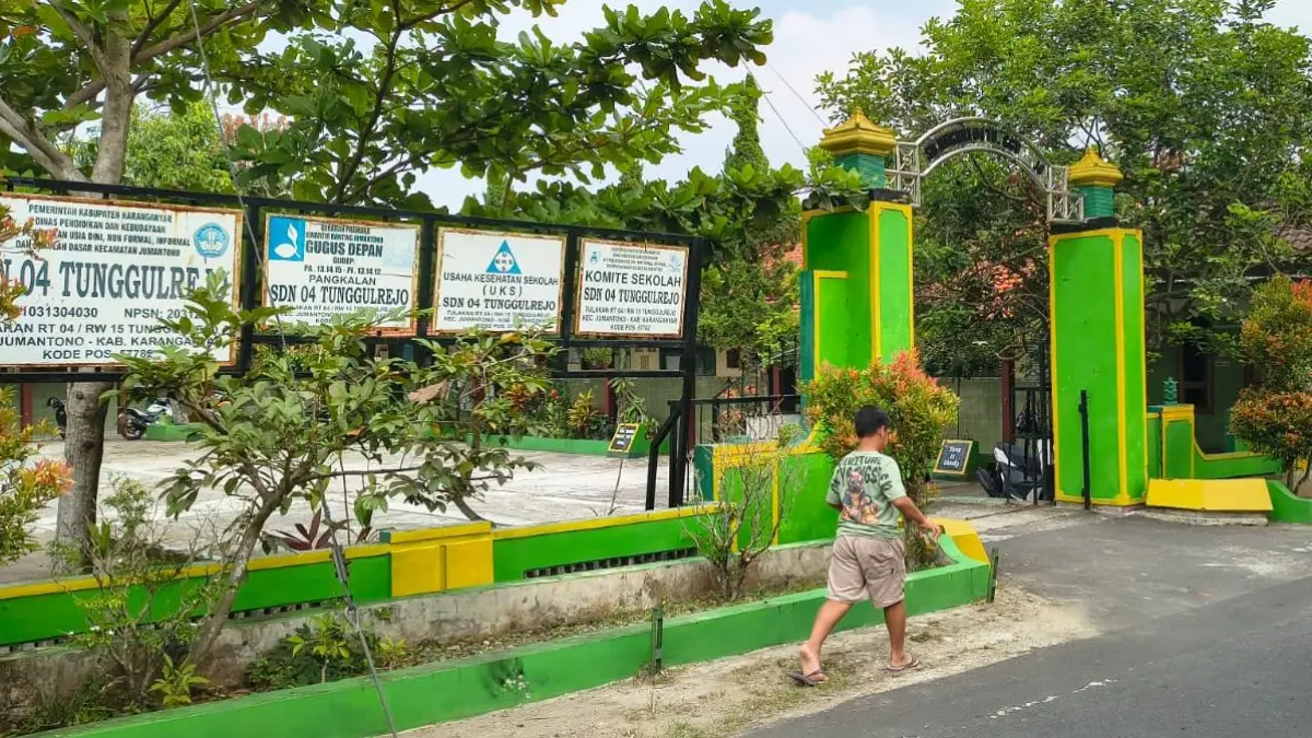 Seorang anak melintas di depan SDN 4 Tunggulrejo, Kecamatan Jumantono yang mengalami krisis murid karena tidak ada yang mendaftar dalam SPMB 2026. (Rudi Hartono/Radar Solo)
