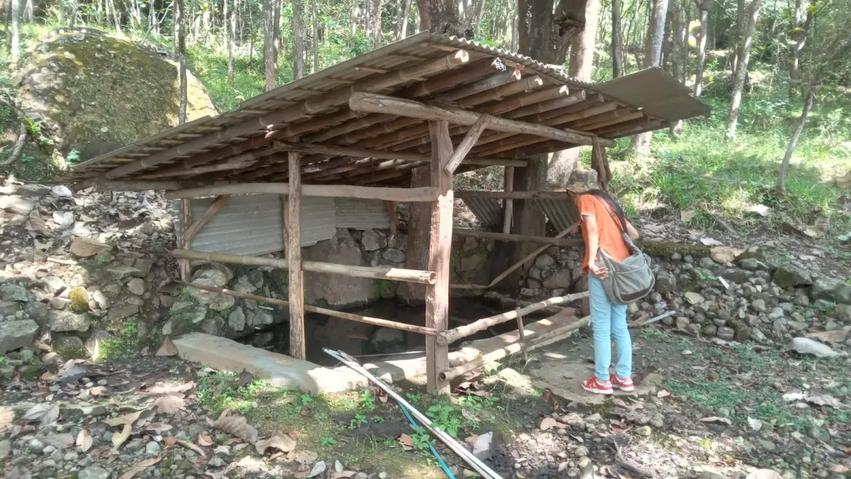 Seorang warga melihat kondisi salah satu sumber air di Desa Kedungsono, Kecamatan Bulu, Sukoharjo, Jumat (26/6). (IWAN KAWUL/RADAR SOLO)