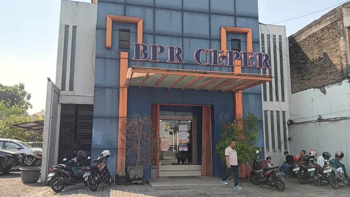 Suasana PT BPR Ceper Permata Artha di Jalan Raya Klaten-Solo Km. 8,4 Besole, Kecamatan Ceper, Kabupaten Klaten, Jumat (26/6/2026). (Angga Purenda/Radar Solo)