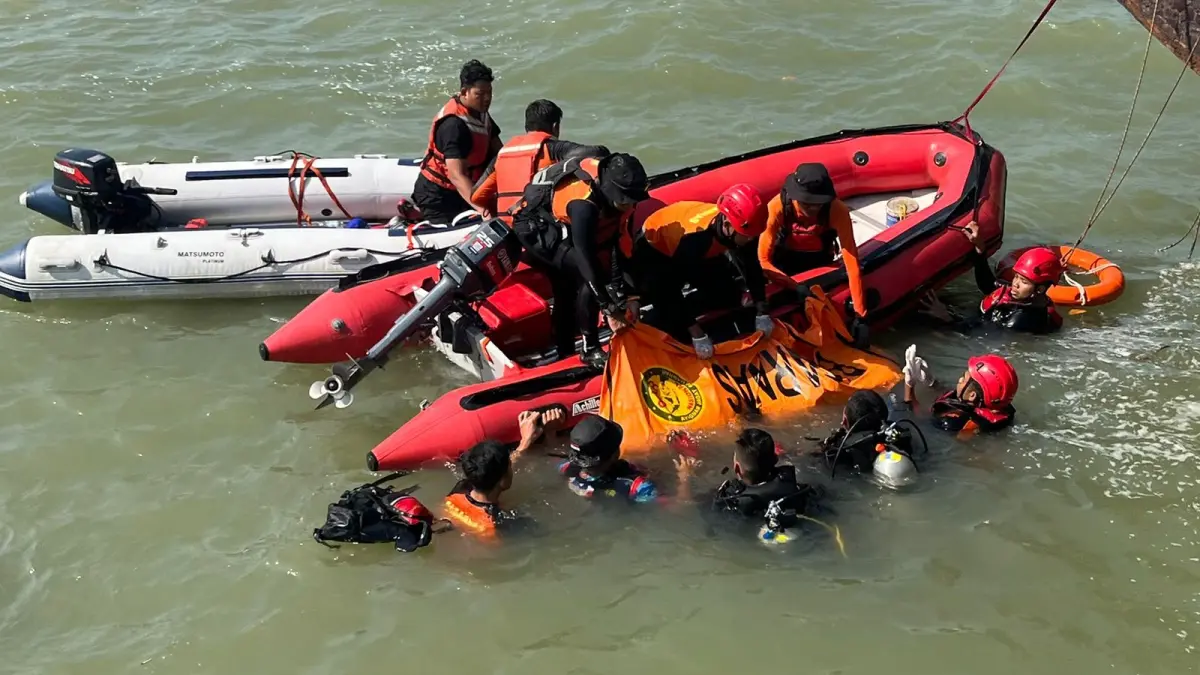 Tim SAR gabungan evakuasi pemuda dari dermaga pelabuhan Kaliwungu, Kendal pada Jumat (26/6/2026). (Basarnas Semarang)