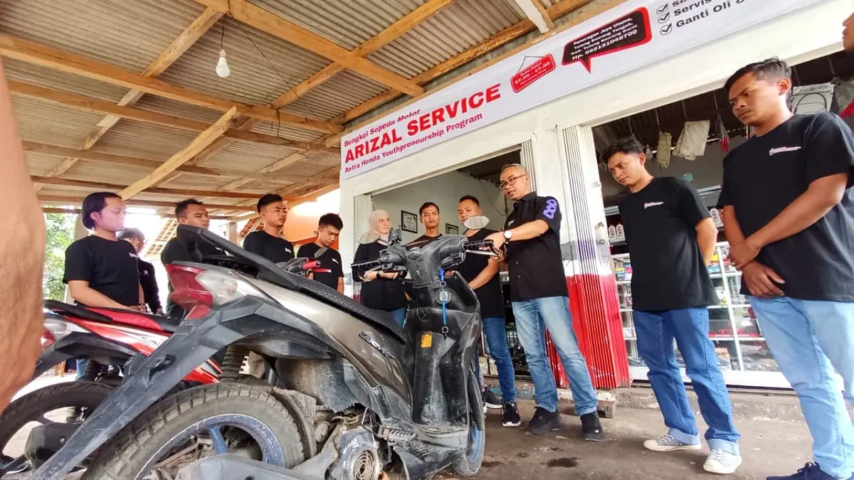 Ketua Yayasan AHM Ahmad Muhibbuddin bersama para peserta Astra Honda Youthpreneurship Program (AHYPP) mengunjungi dan benchmark ke bengkel Arizal Service yang berhasil mendapatkan Best Performance Tingkat Madya dari Yayasan AHM