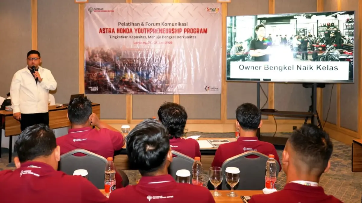 Para peserta Astra Honda Youthpreneurship Program (AHYPP) sedang mengikuti pelatihan secara teori dan praktik melalui Challenge Selling and Survival untuk menjual produk kepada masyarakat secara langsung.