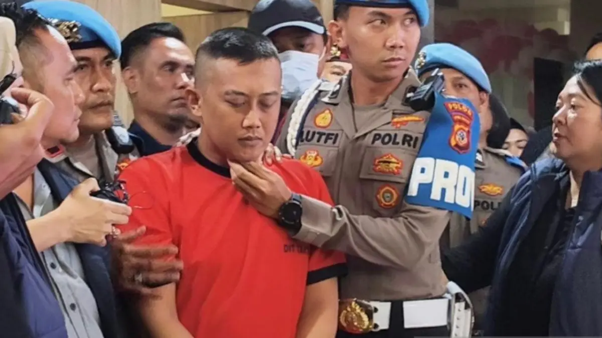 Polisi menggiring Taufik Hidayat, pelaku penyekapan dan penganiayaan YTR di Kota Bandung, Jawa Barat, Jumat (26/6/2026). (ANTARA/Rubby Jovan)
