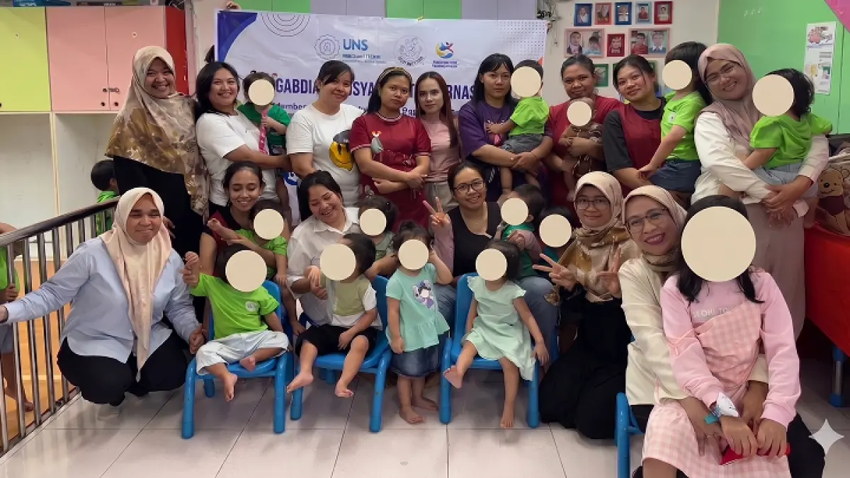 Kegiatan pengabdian masyarakat Sekolah Vokasi UNS bertajuk "Penguatan Resiliensi Anak Pekerja Migran Indonesia Tanpa Status Hukum Melalui Pelatihan Pengasuh". (Ist)