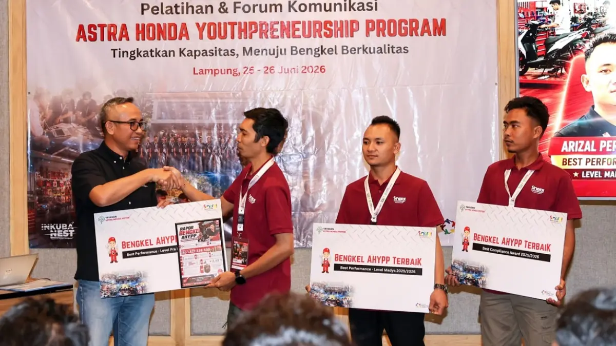 Ketua Yayasan AHM Ahmad Muhibbuddin memberikan apresiasi kepada tiga bengkel binaan terbaik periode 2025–2026 yakni Agus Eka Guncara Bisma pemilik Bali Motor (kiri kedua), Arizal Perdita pemilik Arizal Service (kanan kedua) dan Zulkarnain Juhri pemilik Zul Motor (kanan). (AHM)