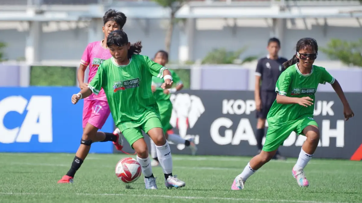 All-Stars Surabaya (jersey hijau) mengatasi perlawanan sengit All-Star Yogyakarta
(jersey pink) di partai perebutan podium ketiga MilkLife Soccer Challenge All-Stars 2026 yang berlangsung di Supersoccer Arena, Kudus, Jawa Tengah, Minggu (28/6). 