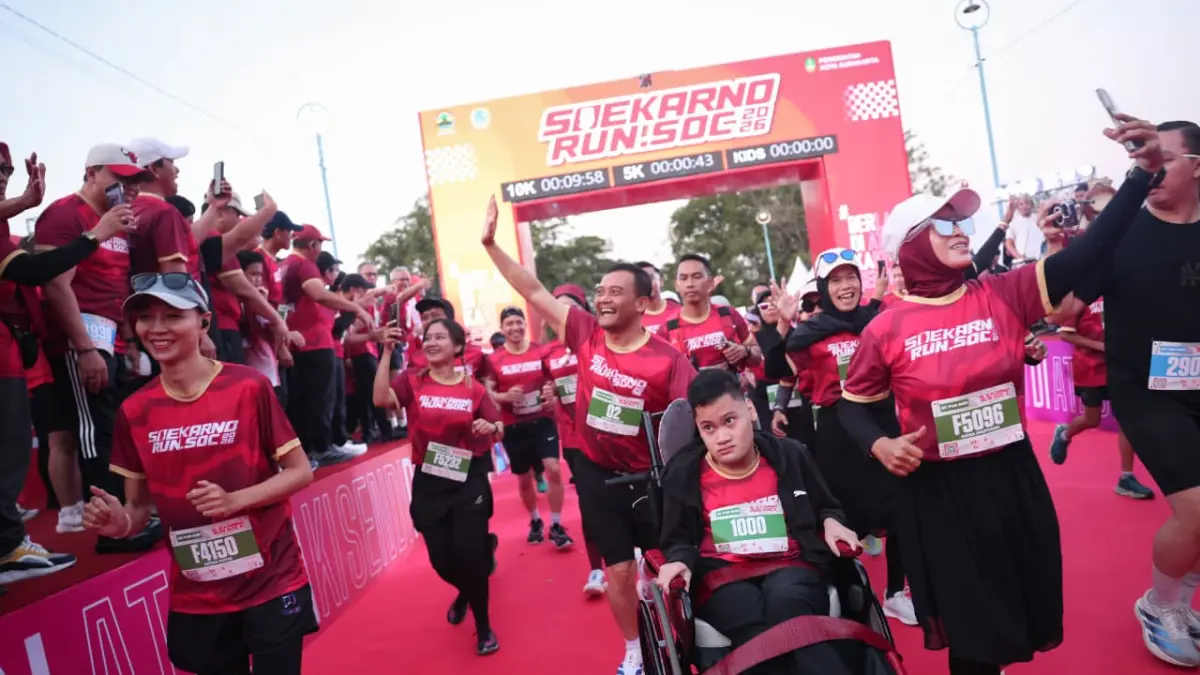 Gubernur Jawa Tengah Ahmad Luthfi  bersama sang putra Mohammad Alif Daffa ikuti olahraga lari bertajuk Soekarno Run 2026 yang berlangsung di sepanjang rute jalanan Kota&nbsp; Solo, Minggu (28/6/2026) pagi. (DOK.PEMPROV JATENG)