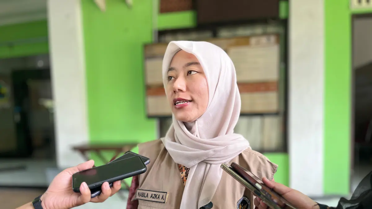 Humas PPIH Embarkasi Solo, Nabiila Azka Amaalia. (ABDUL KHOLIK/RADAR SOLO) 