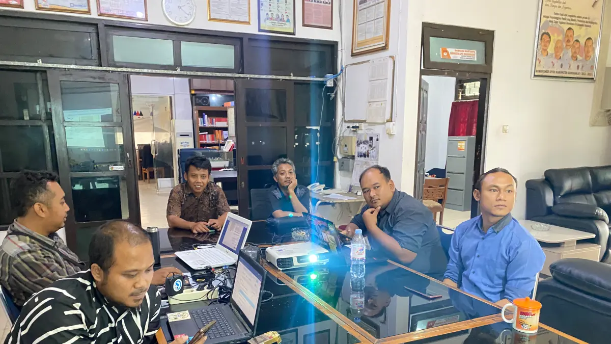 Komisioner KPU Sukoharjo saat proses verifikasi data partai politik, belum lama ini. (DOK. KPU SUKOHARJO).