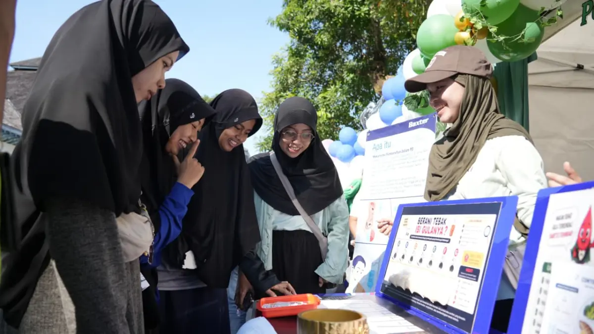 Layanan kesehatan gratis yang disediakan Universitas Sebelas Maret (UNS) di ajang Solo CFD Jalan Slamet Riyadi, Minggu (28/6). (Alfida Nurcholisah/Radar Solo)