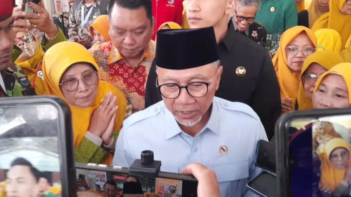  Menko Bidang Pangan Zulkifli Hasan (Zulhas) beri keterangan pers di sela kunjungan ke Karanganyar, Sabtu (27/6/2026). (RUDI HARTONO/RADAR SOLO) 