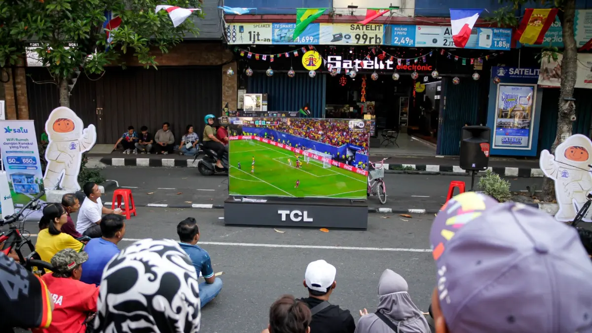 MERIAH:&nbsp;Warga&nbsp;melihat&nbsp;pertandingan&nbsp;Portugal&nbsp;melawan&nbsp;Kolombia&nbsp;di&nbsp;CFD&nbsp;Jalan&nbsp;Slamet&nbsp;Riyadi,&nbsp;kemarin&nbsp;pagi&nbsp;(28/6).&nbsp;(M.&nbsp;IHSAN/RADAR&nbsp;SOLO) 


&nbsp;