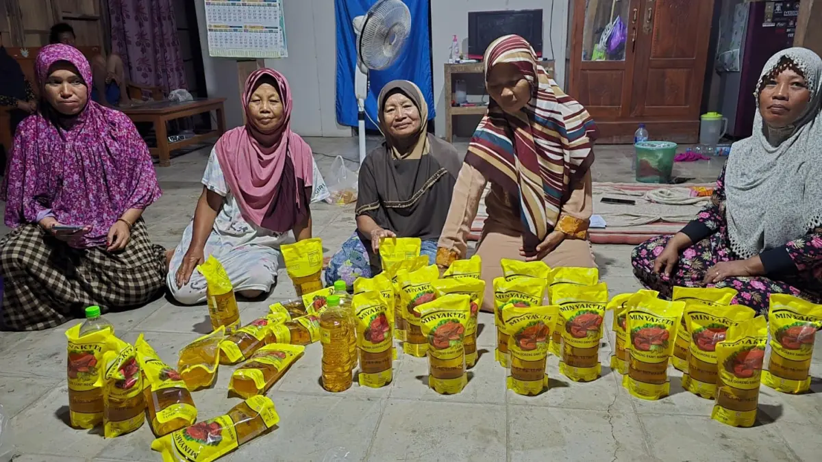 MinyaKita berbau minyak tanah yang dikeluhkan banyak warga Tanon, Sragen. (ISTIMEWA)