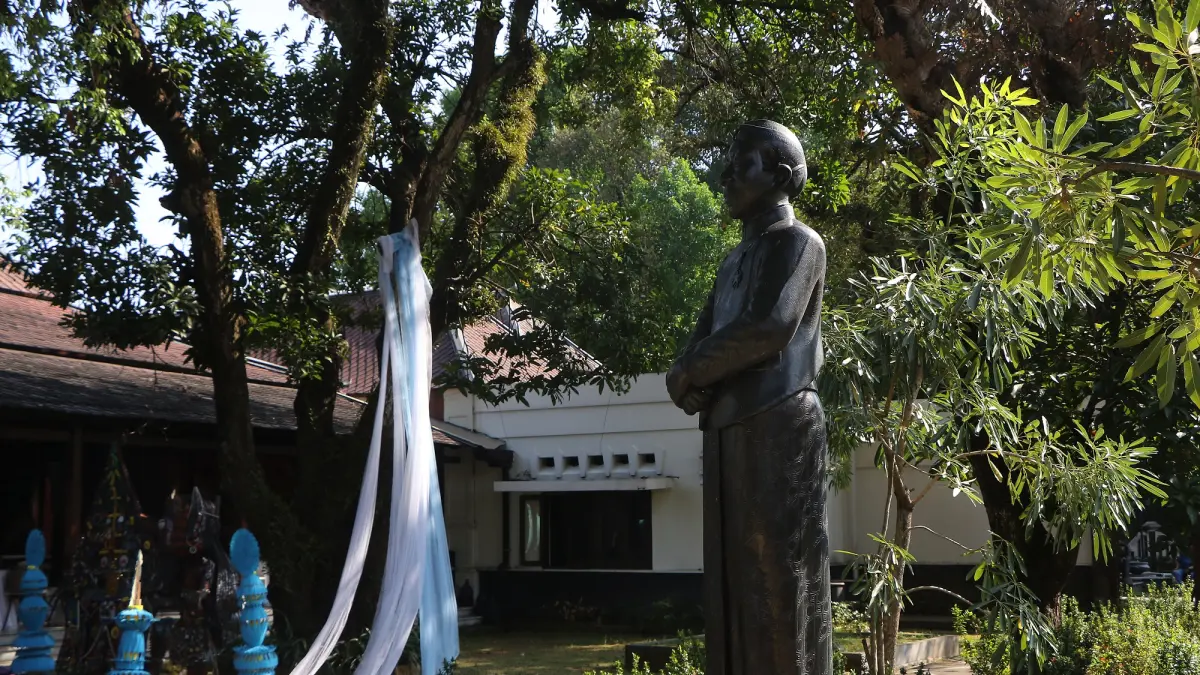 Pangeran Joyokusumo diabadikan dalam sebuah patung di Ndalem Joyokusuman. (Arief Budiman/Radar Solo)