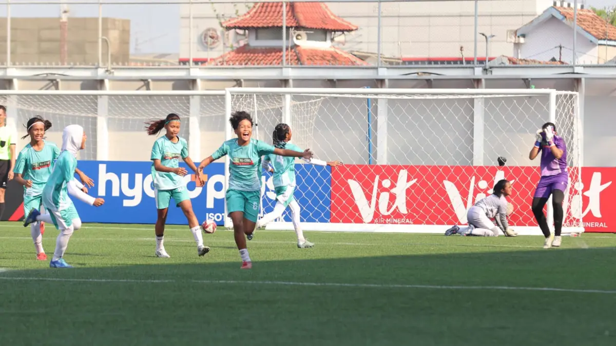 Partai final MilkLife Soccer Challenge All Stars 2026 yang tersaji di Supersoccer
Arena, Kudus, Jawa Tengah, Minggu (28/6), menyuguhkan laga sengit antara All-Stars Kudus (jersey hijau) melawan All-Stars Jakarta