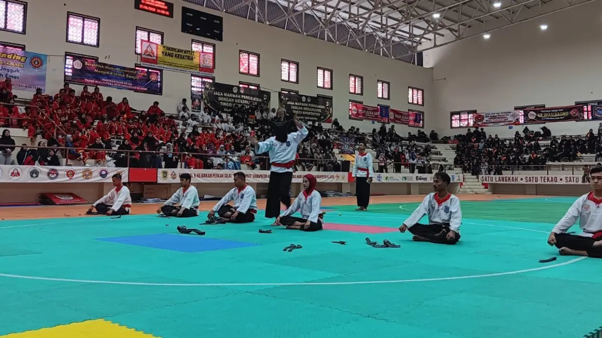 Penampilan salah satu perguruan silat Festival dan Kejuaraan Kabupaten (Kejurkab) Pencak Silat Piala Bupati di GOR Gelarsena Klaten. (Angga Purenda/Radar Solo)