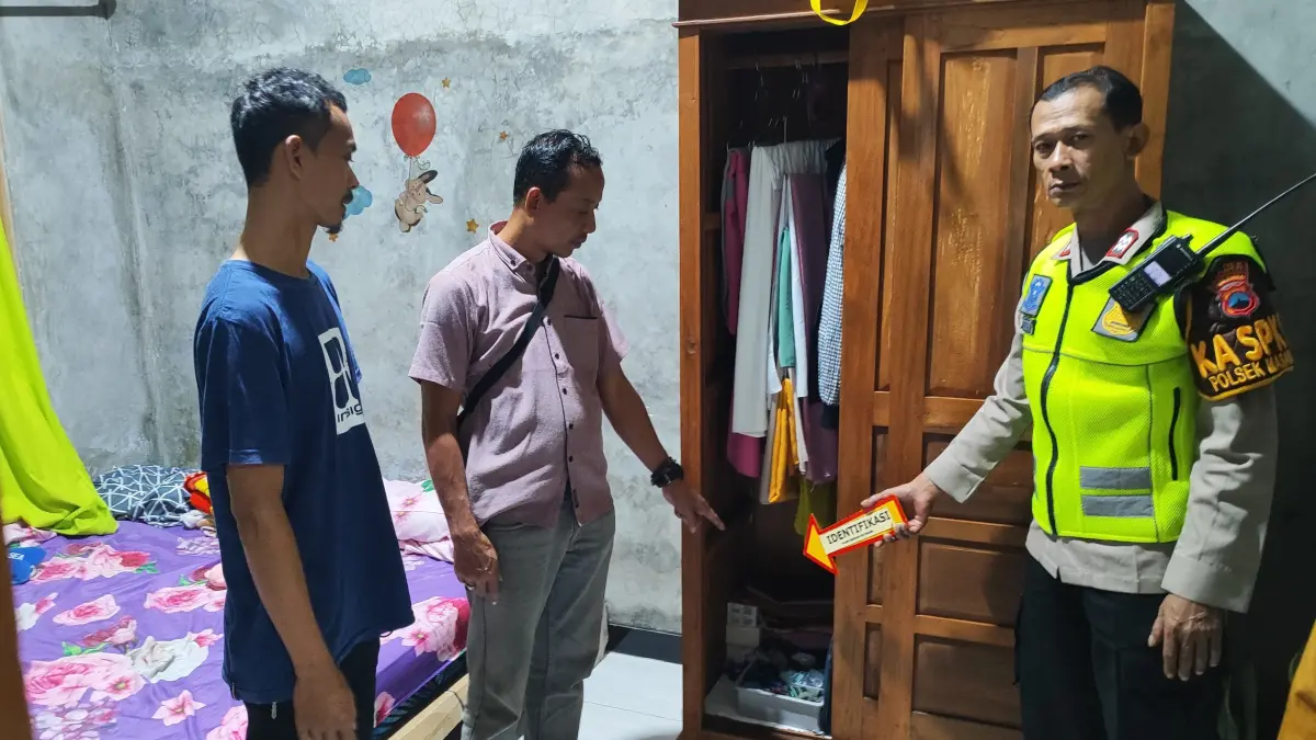 Polisi olah TKP pembobolan rumah di Dukuh Pucuk, Desa Sepat, Kecamatan Masaran, Kabupaten Sragen, Jumat (26/6/2026). (DOK.POLRES SRAGEN)