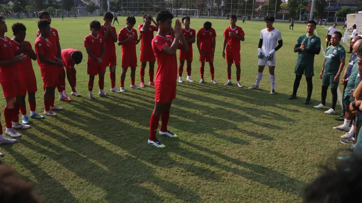 Skuad Timnas Indonesia U-17 Jepang uji coba melawan ASTI di Lapangan Kota Barat, Sabtu (27/6/2026). (Arief Budiman/Radar Solo)