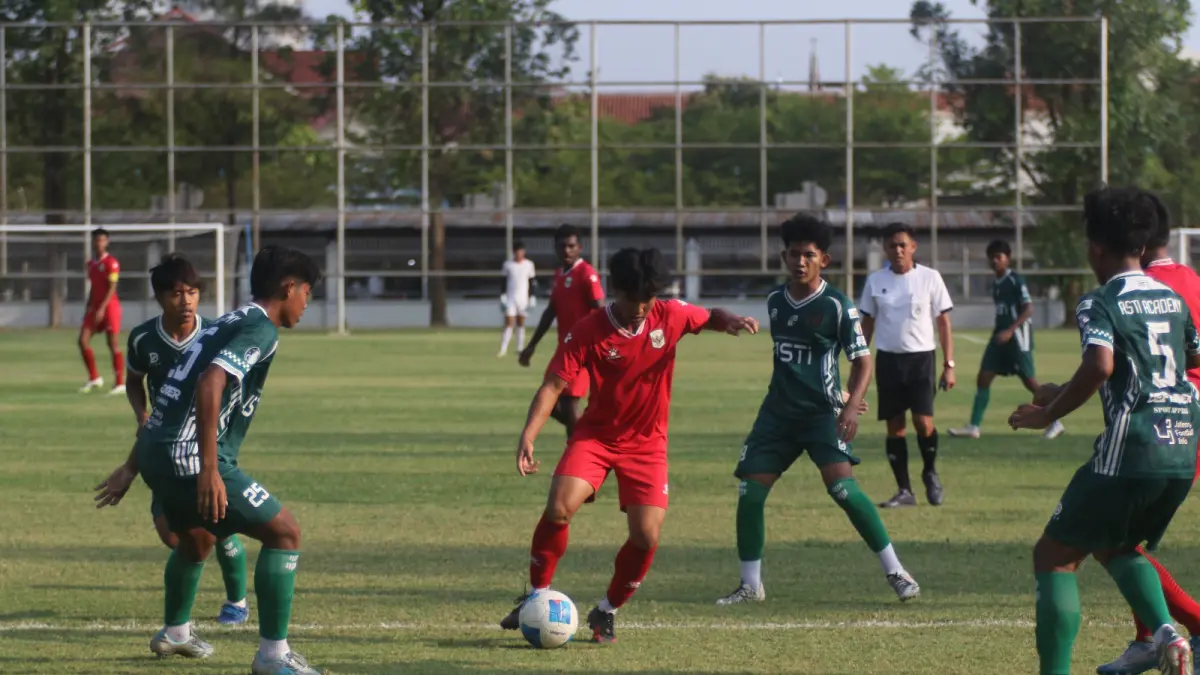 Uji coba Timnas Indonesia U-17 melawan ASTI di Lapangan Kota Barat, Sabtu (27/6/2026). (Arief Budiman/Radar Solo)