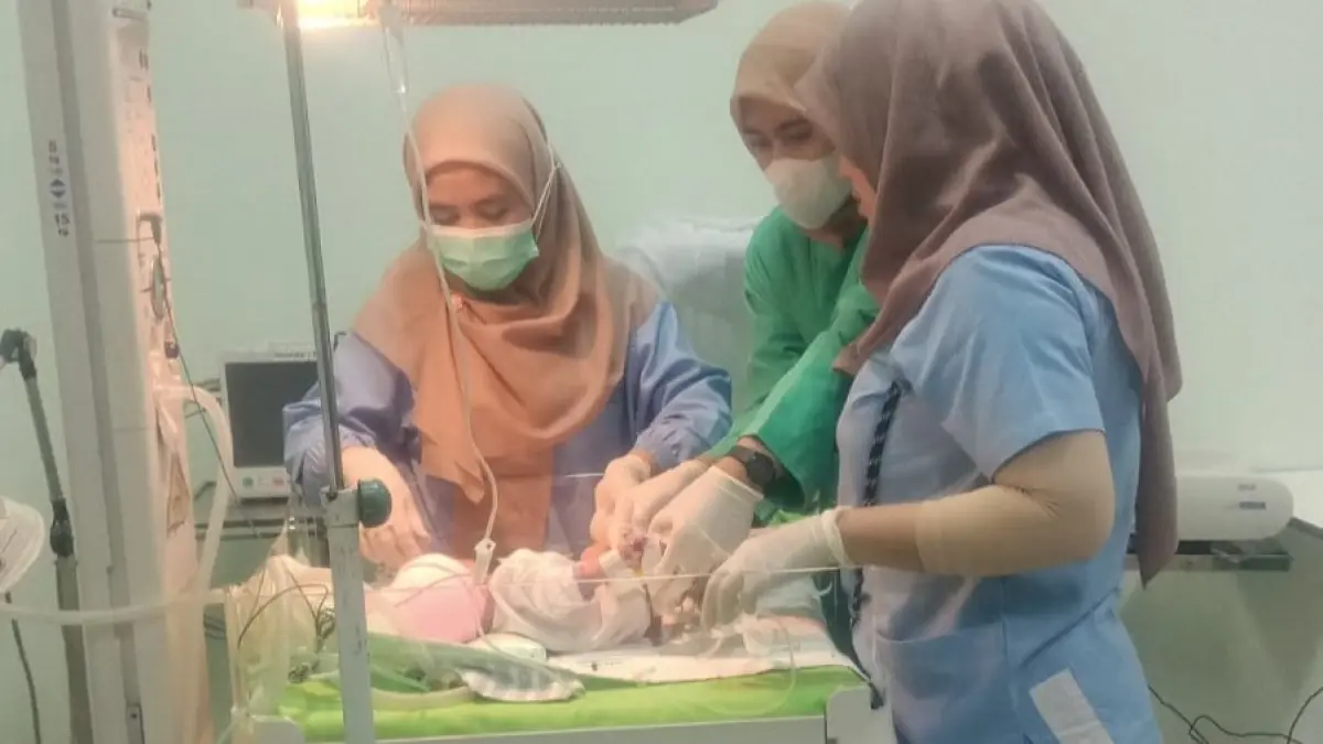 Bayi perempuan yang ditemukan di Desa Sekarsuli, Kecamatan Klaten Utara dirawat di RS Soeradji Tirtonegoro Klaten. (Dokumentasi Polres Klaten)