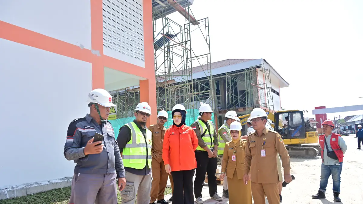 Bupati Sukoharjo Etik Suryani dan jajarannya menyambangi proyek pembangunan Sekolah Rakyat di Kelurahan Jombor, Kecamatan Bendosari, belum lama ini. (IWAN KAWUL/RADAR SOLO)