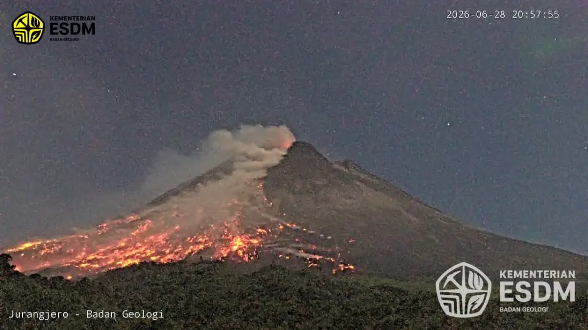 Gunung Merapi kembali memuntahkan awan panas guguran pada Minggu malam (28/6/2026), pukul 20.56 WIB. (Dok. BPPTKG)&nbsp;