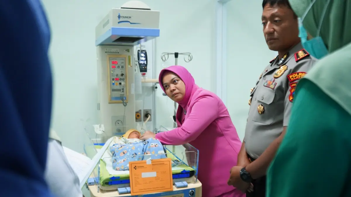 Kapolres Klaten AKBP Moh Faruk Rozi dan istri menjenguk bayi yang ditemukan di kebun jagung, Desa Sekarsuli, Kecamatan Klaten Utara, Senin (29/6/2026). (Dokumentasi Polres Klaten)
