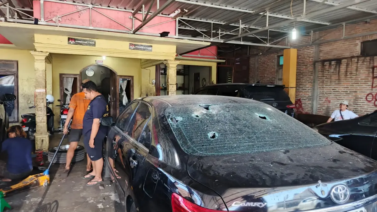 Kerusakan mobil di Bengkel OJ Shock, Kecamatan Teras, Boyolali. Pekerja bengkel tak luput dari penganiayaan massa, Senin (29/6/2026) dini hari. (ABDUL KHOFID/RADAR SOLO)