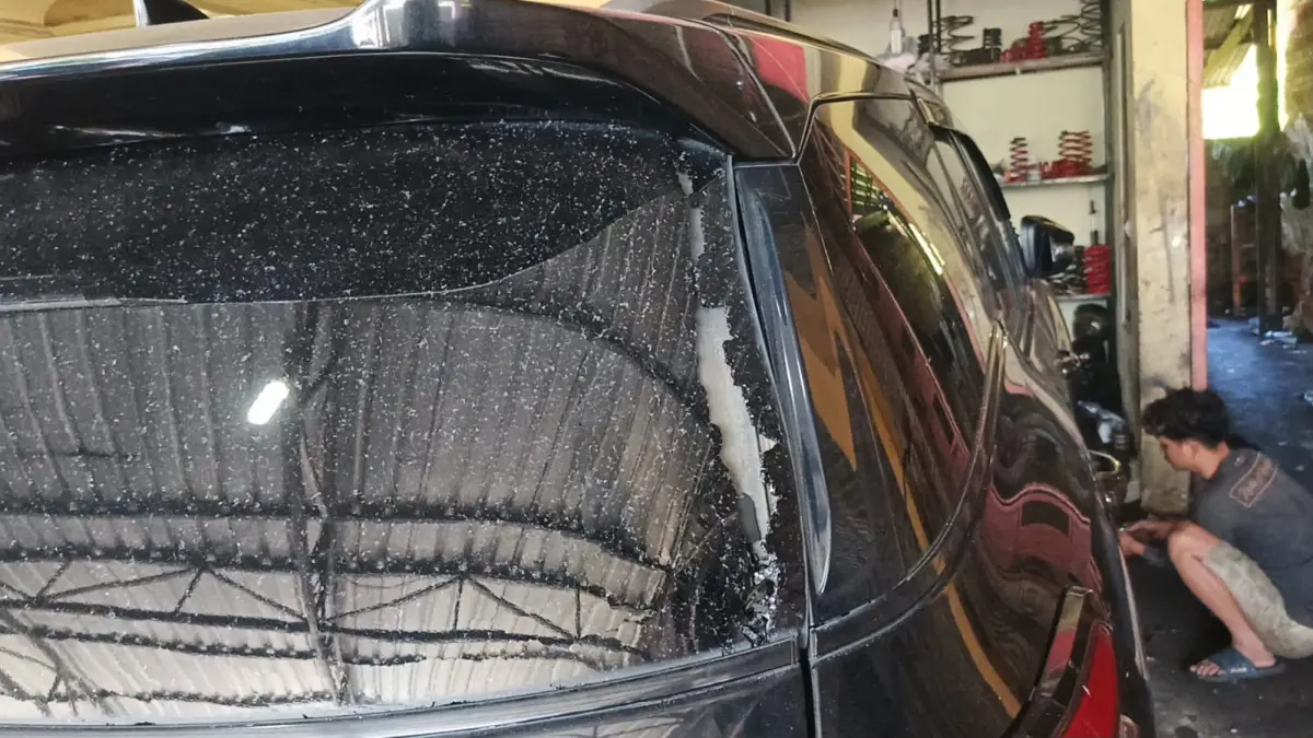 Kerusakan mobil pelanggan bengkel OK Shock di Teras, Boyolali yang menjadi sasaran pelemparan massa, Senin (29/6/2026) dini hari. (ABDUL KHOFID/RADAR SOLO) 