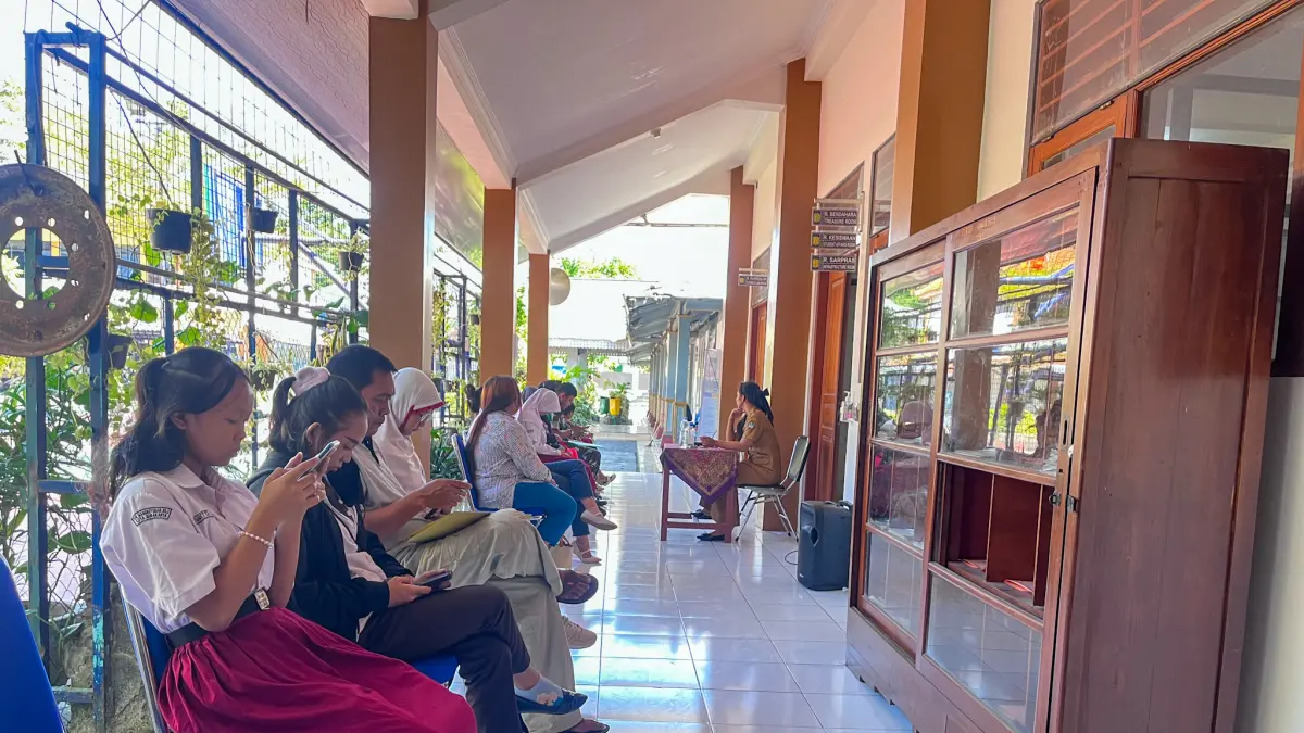 Orang tua siswa mendampingi anaknya mendaftar SPMB 2026 jalur domisili di SMPN 10 Solo, Senin (29/6). (M IHSAN/RADAR SOLO)